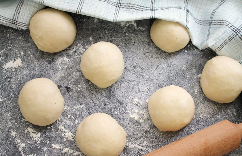 1. Этап. Расстегаи с палтусом: Разделите тесто на одинаковые части и скатайте в шарики. Выложите их на посыпанный мукой стол, накройте и оставьте на 15-20 минут для подъема.
