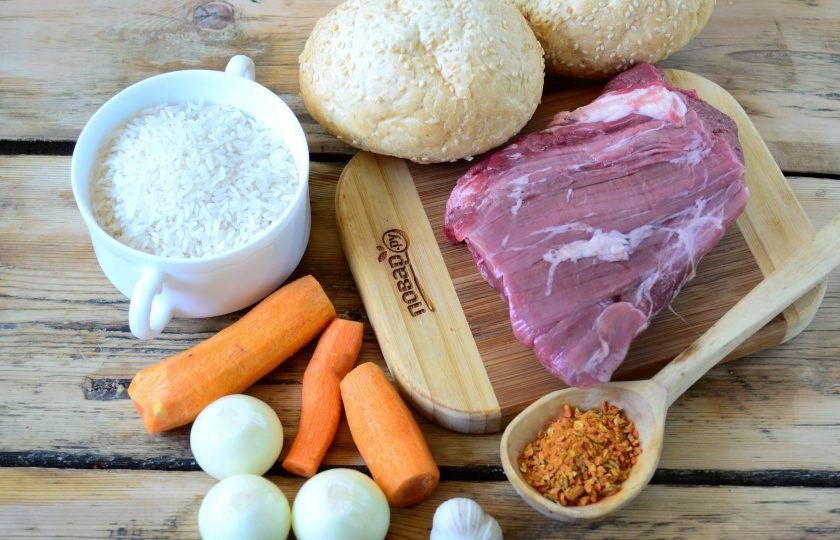 1. Этап. Булочки, фаршированные пловом: Подготовьте все необходимые ингредиенты. Вместо говядины для приготовления плова можно использовать также свинину, курицу, индейку. Из специй лучше купить готовую смесь для плова: паприку, куркуму, барбарис, имбирь, кумин, морковь и лук.