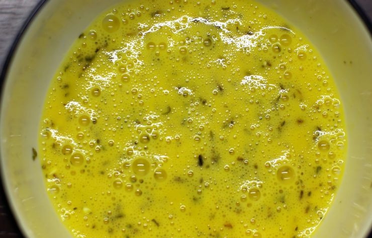 1. Этап. Кесадилья с сыром: В глубокой чашке взбиваем яйца. Добавляем соль, перец, орегано.