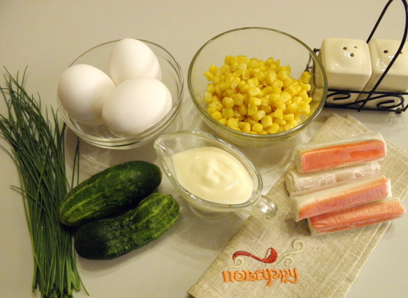 1. Этап. Крабовый салат из крабовых палочек: 1. Подготовьте продукты для салата. Удалите пленки с крабовых палочек. Поставьте варится яйца, остудите их, очистите от скорлупы. Вымойте зелень и огурцы. Приступим!