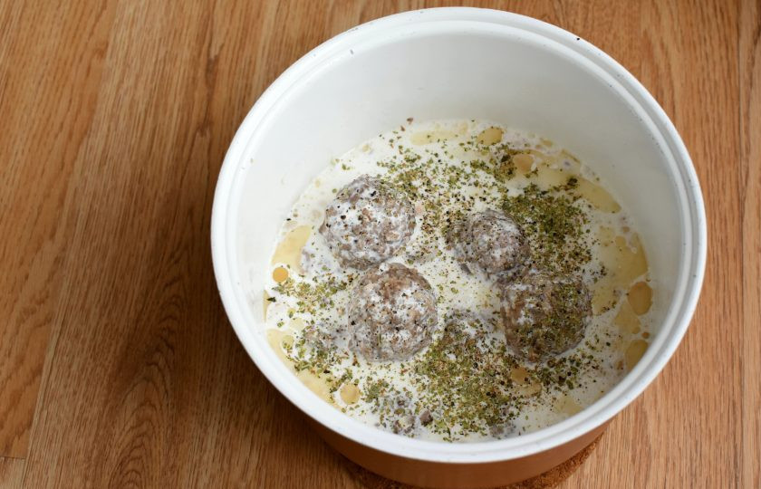 1. Этап. Тефтели в сметанном соусе в мультиварке: Сметану смешайте с крахмалом и немного разбавьте водой, достаточно 50 мл. Залейте тефтели, аккуратно поливая каждую. Посыпьте перцем и любимыми травами. Готовьте на режиме 