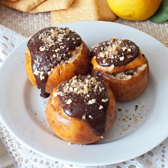 Яблоки с шоколадом в духовке