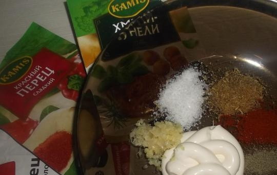 1. Этап. Куриная грудка под шубой в духовке: Все специи, соль и измельчённый чеснок смешайте со сметаной. Получится соус.