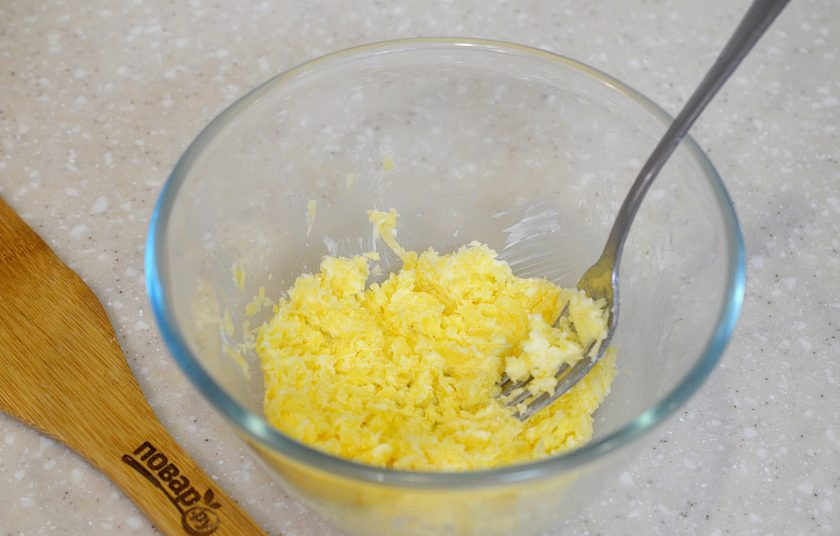 1. Этап. Горчичное печенье: 3. Разотрите сыр с маслом комнатной температуры.