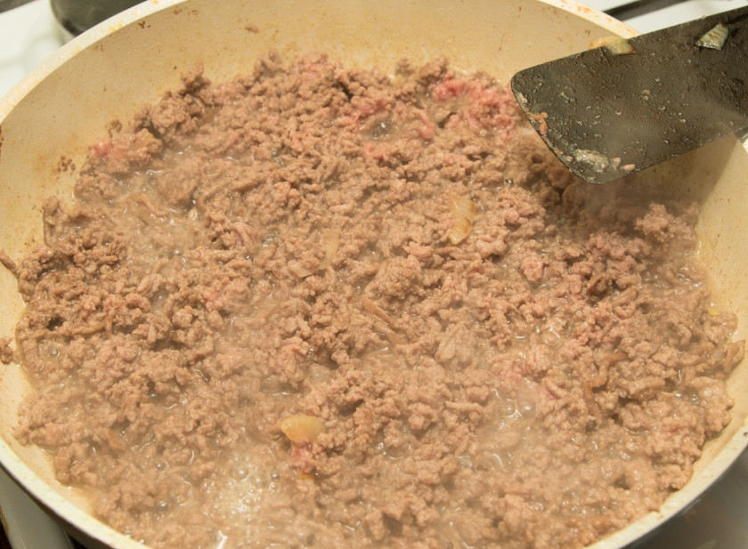 1. Этап. Мусака классическая: В сковороду, где жарились баклажаны, отправьте фарш, жарьте его около 4 минут, тщательно разбивая комочки.