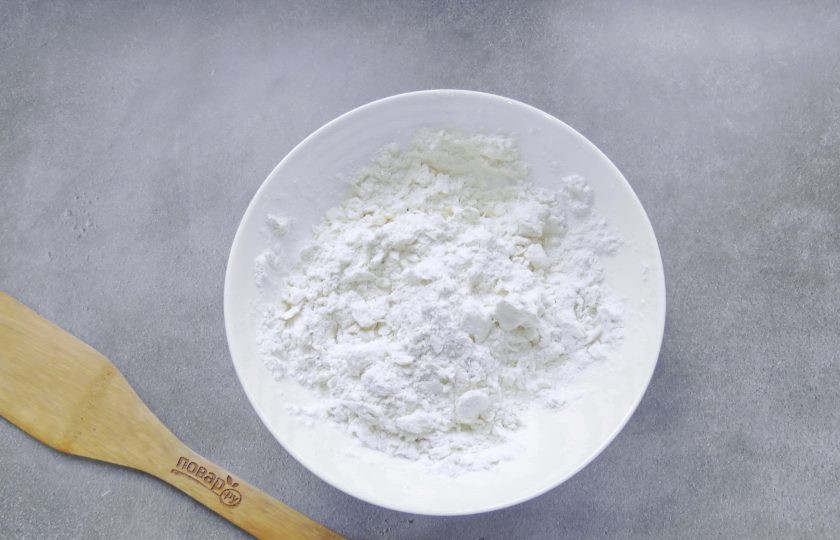 1. Этап. Грибной тарт: Перемешайте масло с мукой и солью до консистенции крошки.