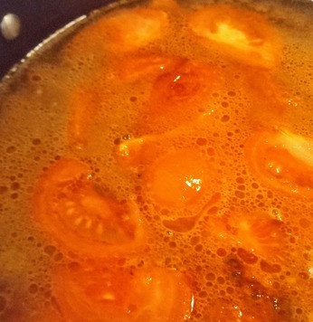 1. Этап. Острый томатный суп: Влить воду. Довести до кипения. Уменьшить огонь и тушить 15 минут