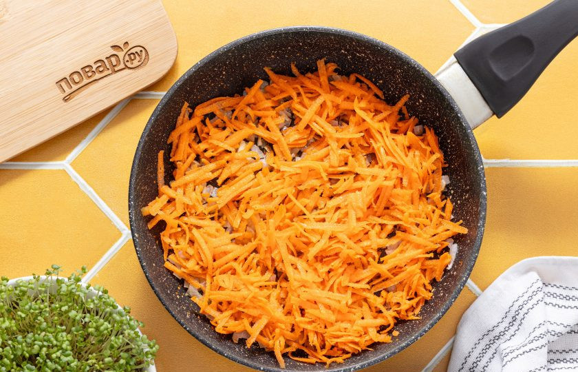 1. Этап. Котлеты из гречки с овощами: Морковь помойте, очистите от кожуры и натрите на терке. Добавьте в сковороду к луку и жарьте до мягкости и золотистого цвета.