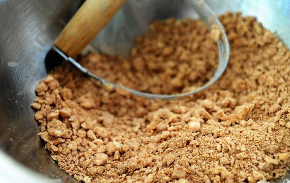 1. Этап. Французские тосты с корицей: 3. В отдельной миске смешать муку, коричневый сахар, корицу и соль. Добавить мускатный орех, при необходимости. Добавить нарезанное на кусочки охлажденное сливочное масло и перемешать, пока смесь не будет напоминать крошки. Хранить смесь в холодильнике.