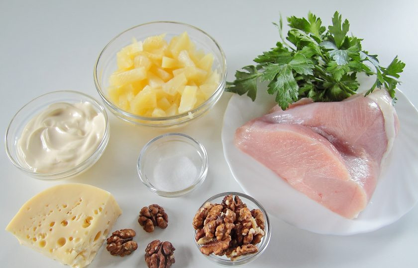 1. Этап. Салат из индейки с ананасом: Подготовьте все необходимые ингредиенты.