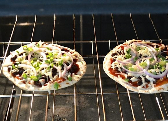 1. Этап. Мини-пицца из тортильи: 6. Отправьте лепешки на 5-7 минут в духовку, чтобы расплавился сыр.