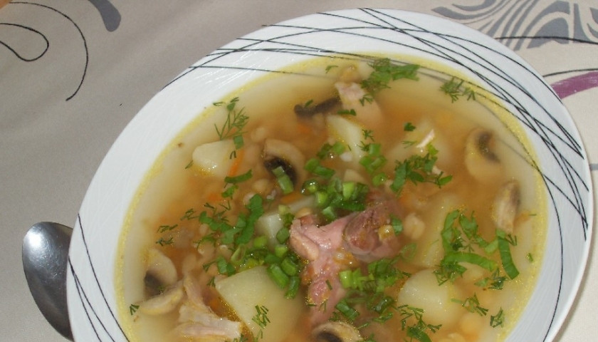 1. Этап. Гороховый суп с грибами: 5. Добавьте поджарку и шампиньоны, поперчите и положите лавровый лист. Варите, пока суп не будет готов. Из готового супа достаньте лавровый лист, разлейте по тарелкам, добавьте порезанную зелень. Приятного аппетита.