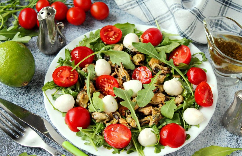 1. Этап. Салат с мидиями, моцареллой и рукколой: Приятного аппетита!