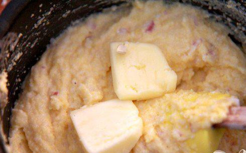 1. Этап. Яйца с беконом и полентой: 3. Варить на слабом огне, часто помешивая, пока полента не загустеет и не станет сливочной. Смешать с маслом, тертым сыром и беконом. Добавить соль и перец по вкусу.