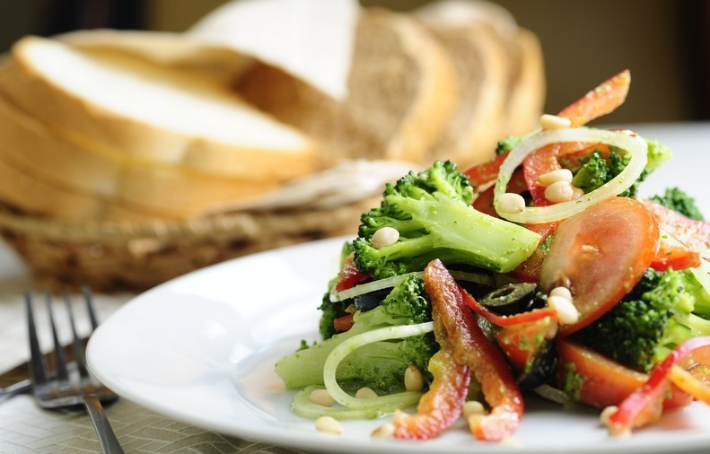 1. Этап. Салат из капусты брокколи: Перекладываем на тарелочку и подаем к столу. Приятного аппетита!