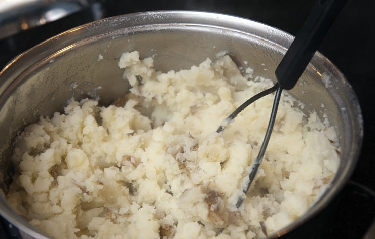 1. Этап. Пастуший пирог: К этому моменту картофель должен уже свариться. Сливаем часть воды, оставив немного для пюре, добавляем пару ложек сливочного масла и давим картофель до консистенции пюре.