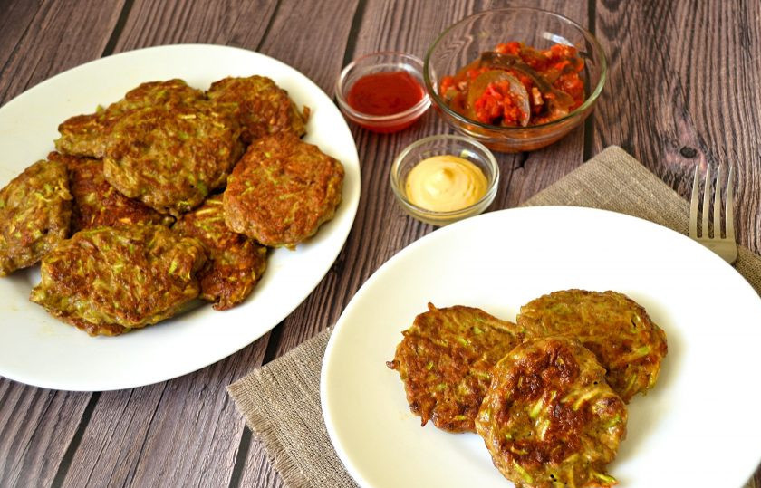 1. Этап. Печеночные оладьи с кабачком: Подавайте оладьи с соусом, майонезом, с овощными закусками, так, как вам нравится. Такие оладьи хороши как в горячем, так и в холодном виде. Вкусно, семья оценит!