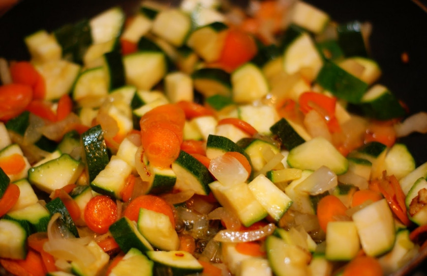1. Этап. Овощи, жареные на сковороде: Затем в сковородку добавляем кубиками нарезанный цуккини, солим. Жарим все около 10 минут, постоянно перемешивая. Отрегулируйте силу огня, чтоб овощи не сгорели!