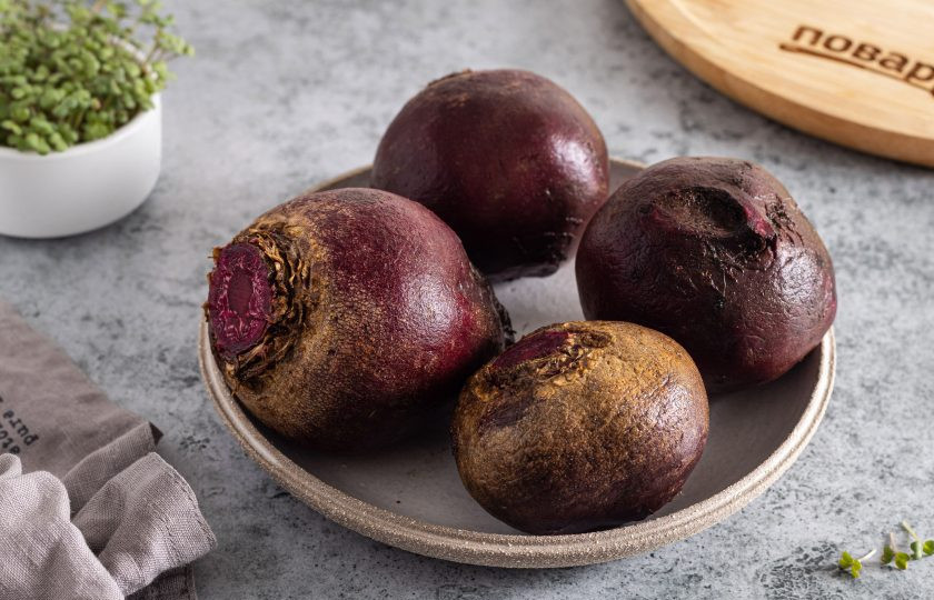 1. Этап. Свекла в микроволновке: Свеклу тщательно помойте с щеточкой, затем обсушите и срежьте длинные хвостики.