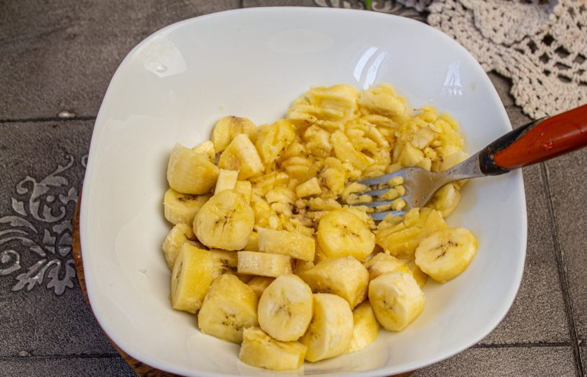 1. Этап. Пирог из овсянки без муки с бананами: Спелые бананы очистите от кожуры, мякоть нарежьте или поломайте в миску и разомните в пюре.