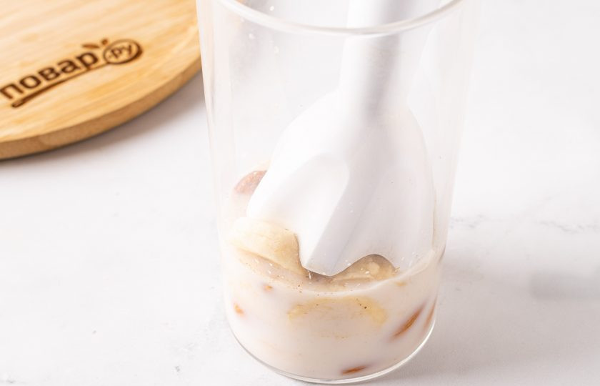 1. Этап. Бананово-миндальный шейк: Переложите все ингредиенты в стакан для измельчения. Пробейте блендером до однородной консистенции.