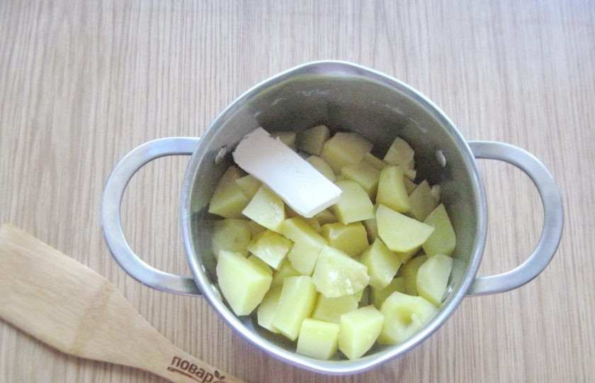 1. Этап. Гнезда с грибами в духовке: В еще горячий картофель добавьте кусочек сливочного масла.