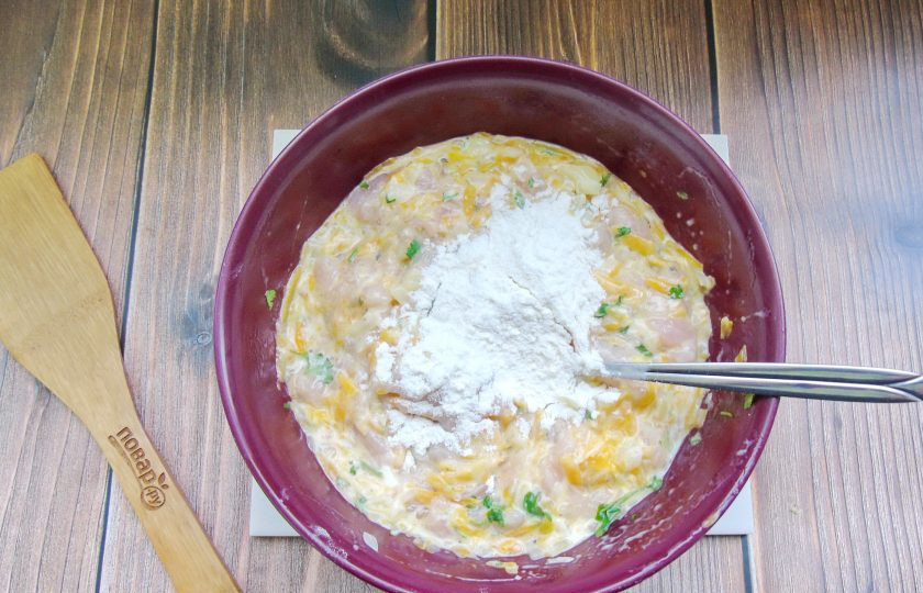 1. Этап. Рубленые котлеты из индейки и тыквы в духовке: Посолите, поперчите, насыпьте муку.