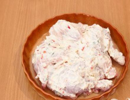 1. Этап. Цыпленок, запеченный под кремом из Филадельфии, тимьяна, перца и чеснока: 5. Кремовой массой, которая у нас получилась, обильно смазываем цыпленка с одной стороны.