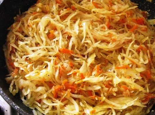 1. Этап. Капустная запеканка с мясным фаршем: Отдельно обжарьте морковь, добавьте капусту, специи по вкусу и жарьте вместе 15 минут под крышкой. Потрите сыр.