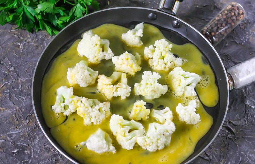 1. Этап. Омлет с цветной капустой на сковороде: Вылейте смесь на сковороду и прожарьте омлет примерно 2-3 минуты до готовности.