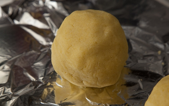 1. Этап. Песочные корзиночки с ягодами: Скрутите тесто в 3-4 шарика и положите на фольгу. Отправьте фольгу с шариками в холодильник на 30-40 минут.