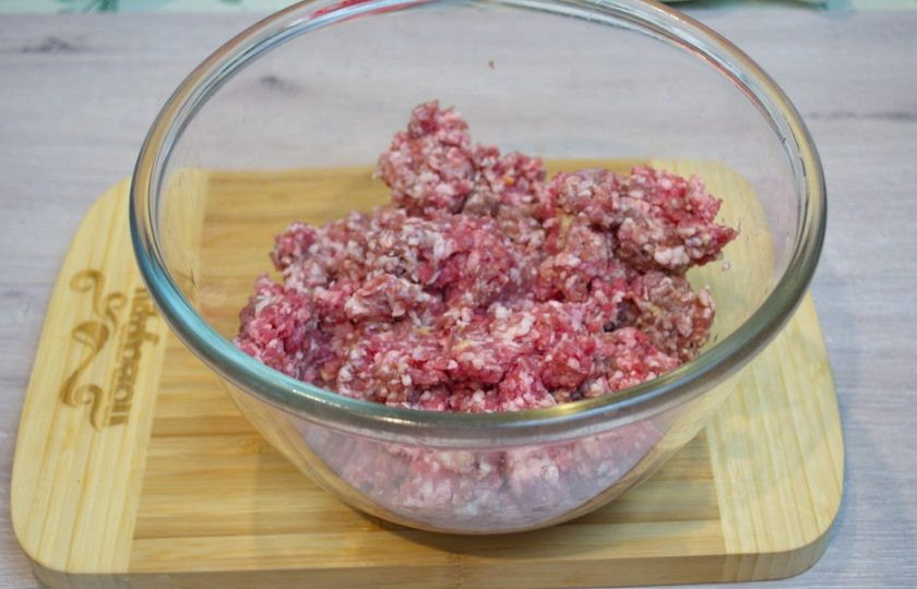 1. Этап. Голубцы с рисом: В миску поместите фарш. Фарш можно взять магазинный или приготовить фарш самостоятельно дома.