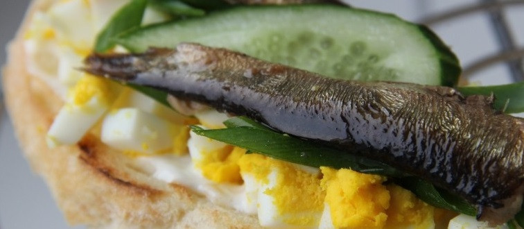 1. Этап. Бутерброды со шпротами, яйцом и огурцом: Намазываем багет майонезом. Выкладываем сверху яйца, зелень, огурец и шпроты. Приятного аппетита!