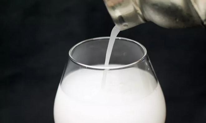 1. Этап. Коктейль Тройка: 2. Вливаем этот напиток в стакан.