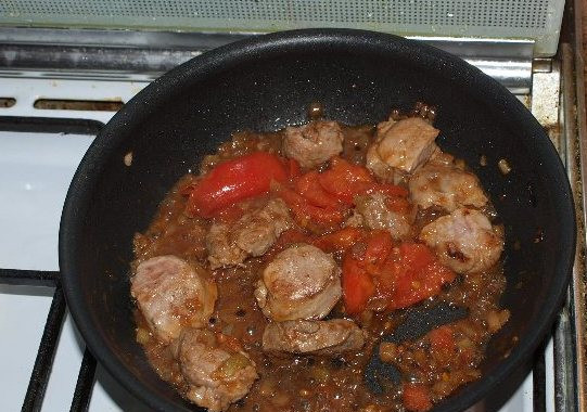 1. Этап. Телятина, жареная на сковороде: Когда мяско будет полностью готово, а помидоры размягчаться и превратятся в кашицу, огонь можно выключать.