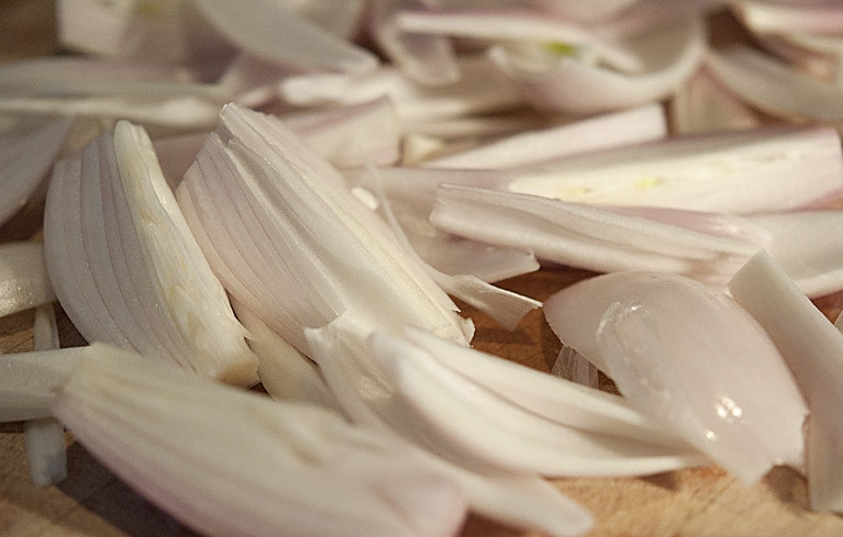 1. Этап. Каре из баранины: Нарезаем лук-шалот так, как указано на фотографии - лодочками.