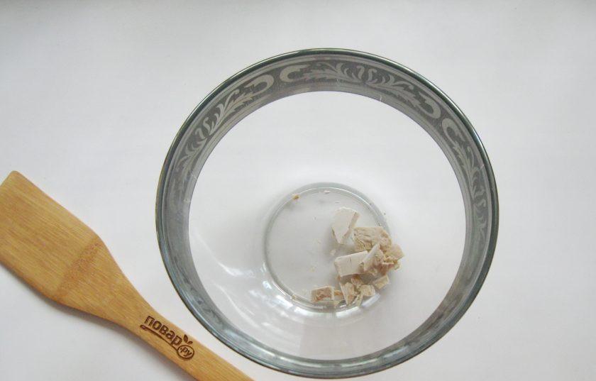 1. Этап. Пирожки Минутка из чудо-теста: В миску выложите дрожжи.