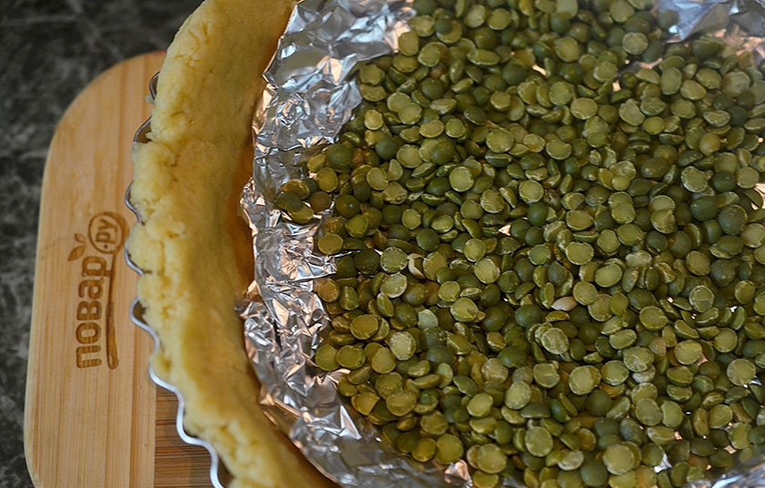 1. Этап. Магрибский грушевый пирог: 8. Положите в середину бумагу или фольгу, насыпьте на нее горох или фасоль.