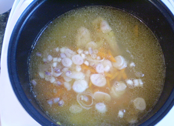 1. Этап. Гороховый суп без картошки: 5. Добавьте овощи в суп и проварите еще 15 минут.