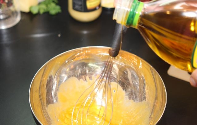 1. Этап. Заправка для Цезаря с креветками: 4. В процессе подливайте небольшими порциями оливковое масло. Для тех, кто готовил домашний майонез, этот процесс знаком. Заправка для 