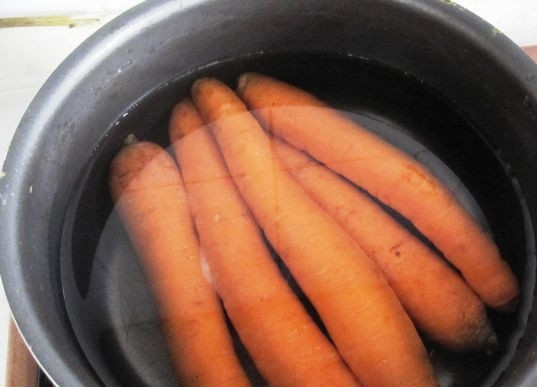 1. Этап. Морковное суфле: Морковь тщательно промойте. Залейте её водой в кастрюле и отварите до готовности.