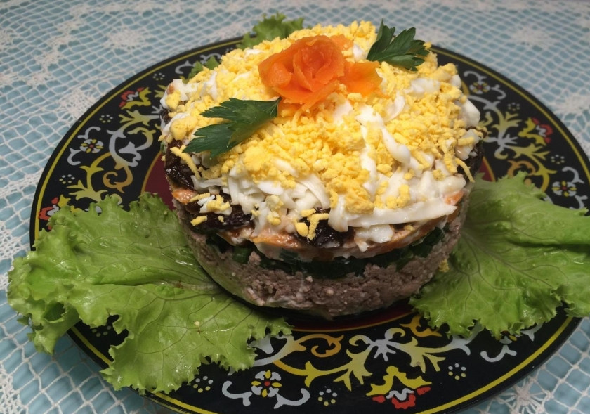 1. Этап. Салат Печень под шубой: И в конце распределите белок, а сверху насыпьте желток. Салат готов! Украсьте его по желанию. Приятного аппетита!