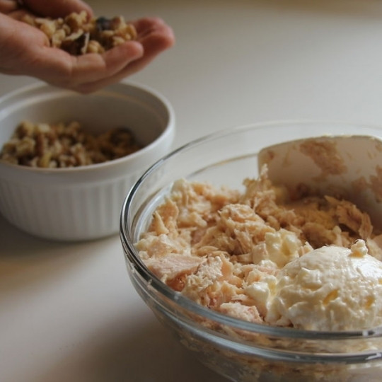 1. Этап. Салат из рыбных консервов: Добавляем к консервам немного орехов.