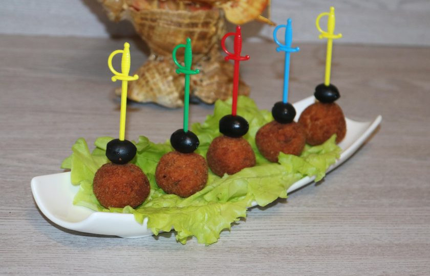 1. Этап. Фишболы: Подавайте фишболы горячими на шпажках.