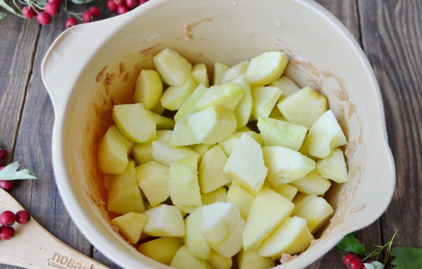 1. Этап. Шоколадная шарлотка с яблоками: Вымойте яблоки, удалите сердцевинки, кожуру. Порежьте крупно. Введите в тесто.