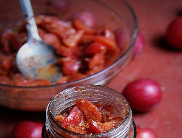 1. Этап. Сливы, маринованные без закатки: 8. Разложите по банкам и уберите в холодильник сливы минимум на 1 сутки. Затем можно пробовать их и при необходимости оставить еще мариноваться. Вот такой рецепт, как приготовить сливы, маринованные без закатки. Оригинально и очень вкусно!