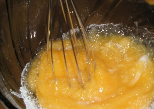 1. Этап. Крем для блинного торта: При помощи венчика или миксера яичные желтки растираем с сахаром.