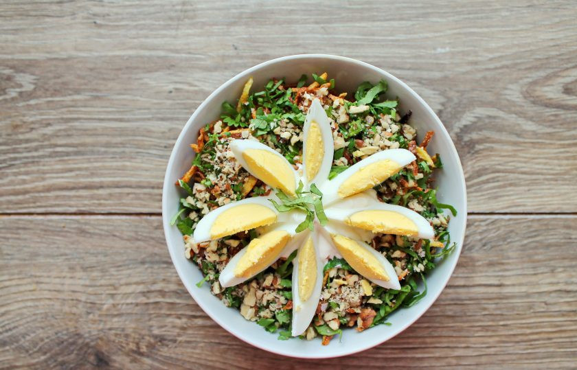 1. Этап. Салат Бедана: Орехи порубите и посыпьте салат. Яйцо разрежьте на сегменты, выложите сверху и сразу подавайте салат к столу.