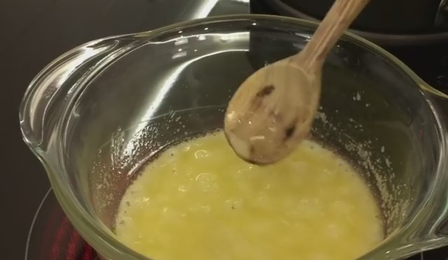 1. Этап. Очень вкусный сливовый пирог-перевертыш: 4. Для приготовления сиропа в кастрюле растопите небольшой кусок масла, добавьте к нему полстакана сахара, варите до красивого золотисто-карамельного цвета. Помешивайте.