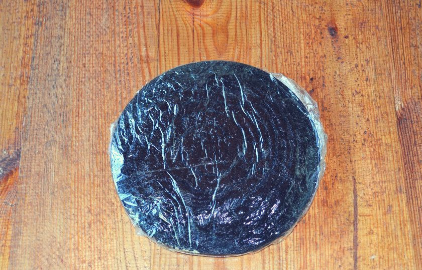 1. Этап. Торт Темный Ларри: Готовый корж сначала остужаем на решетке, а после заворачиваем в пищевую пленку и убираем в холодильник.